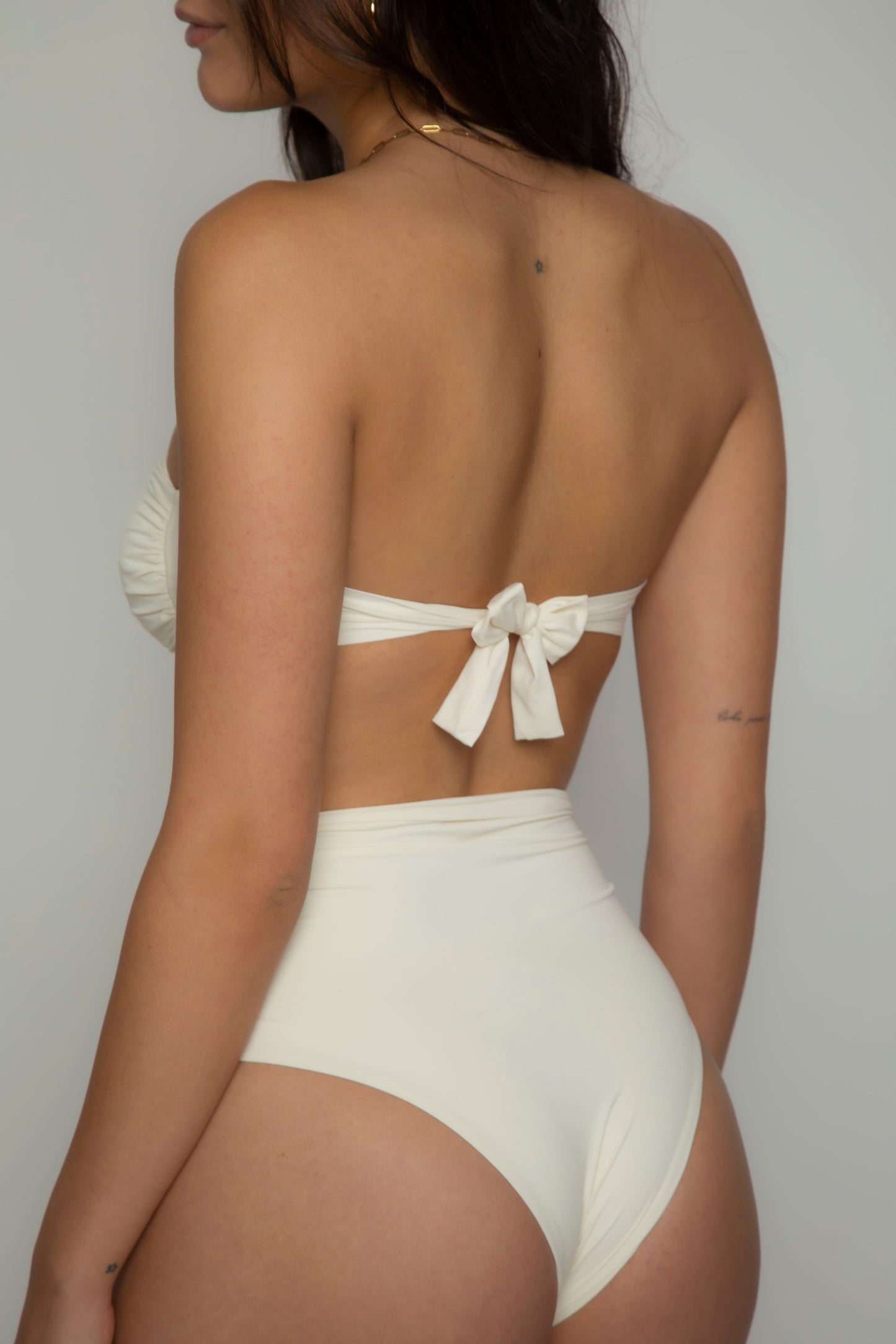 Off-white bikini strapless top