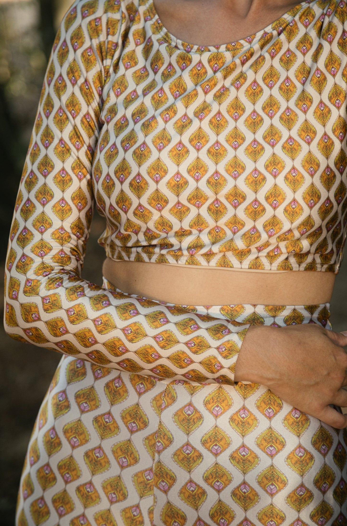 Top cropped long sleeve yellow solar peacock print